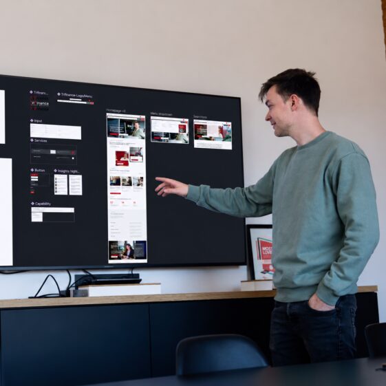 Presentatie van een figma designbord voor TriFinance