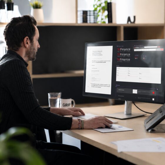 Scandinavische werkplek met Tri Finance ontwerp