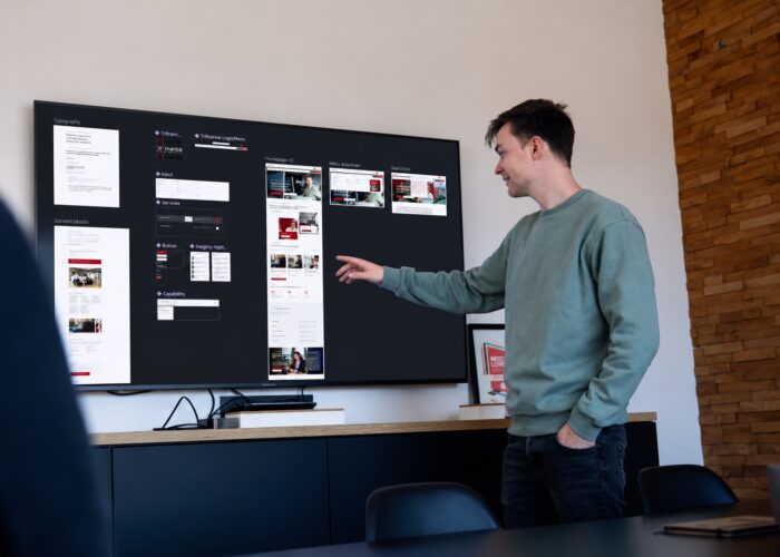 Presentatie van een figma designbord voor TriFinance